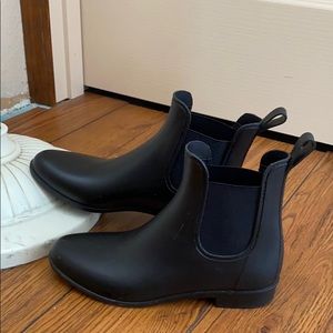 Rubber pull on rain boots